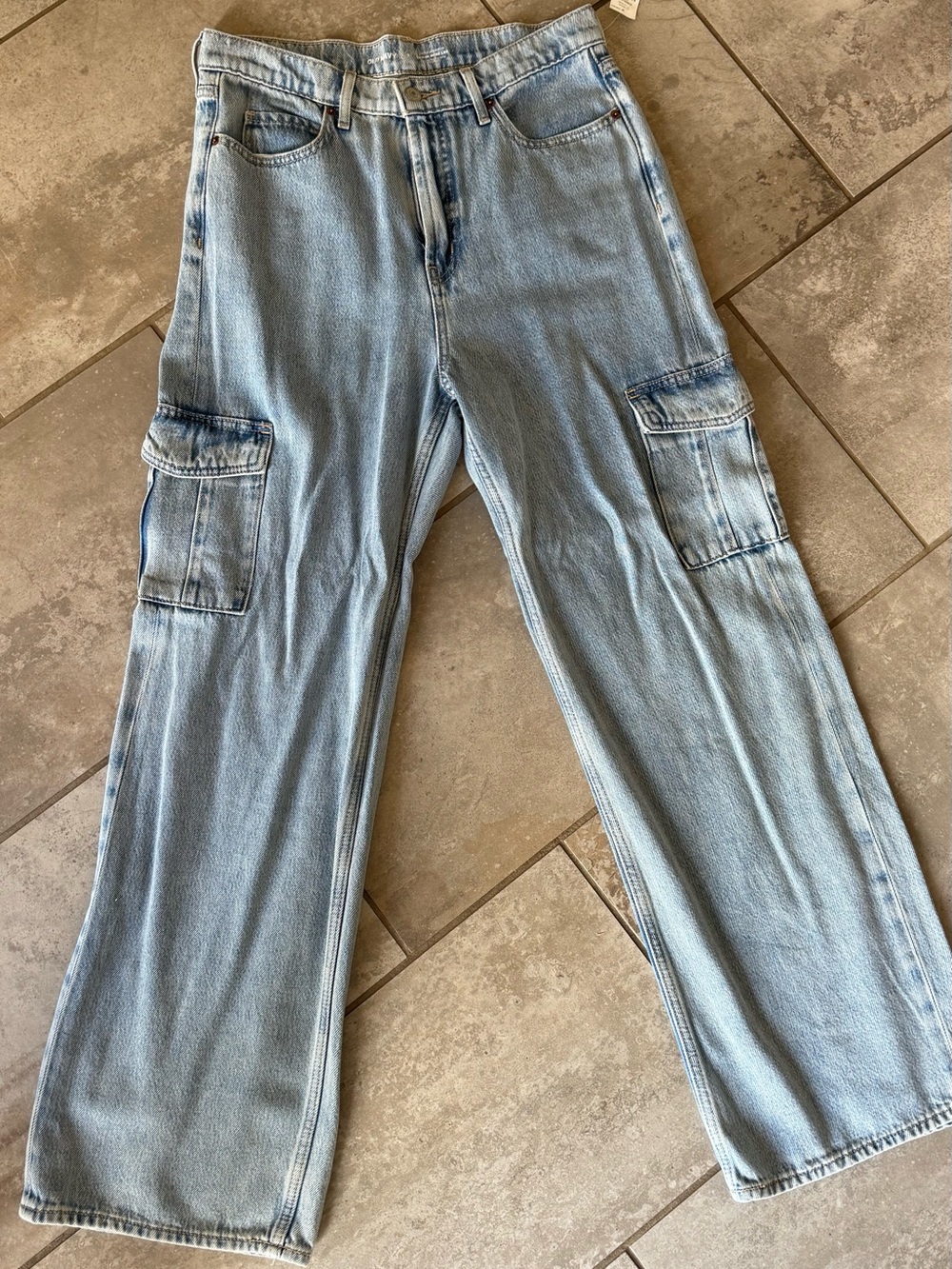 NWT Old Navy Extra High-Waisted Sky-Hi Wide Leg Cargo Jeans - Picture 2 of 4